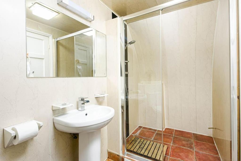 Unique 1 Bedroom Apartment-Bath Eksteriør bilde